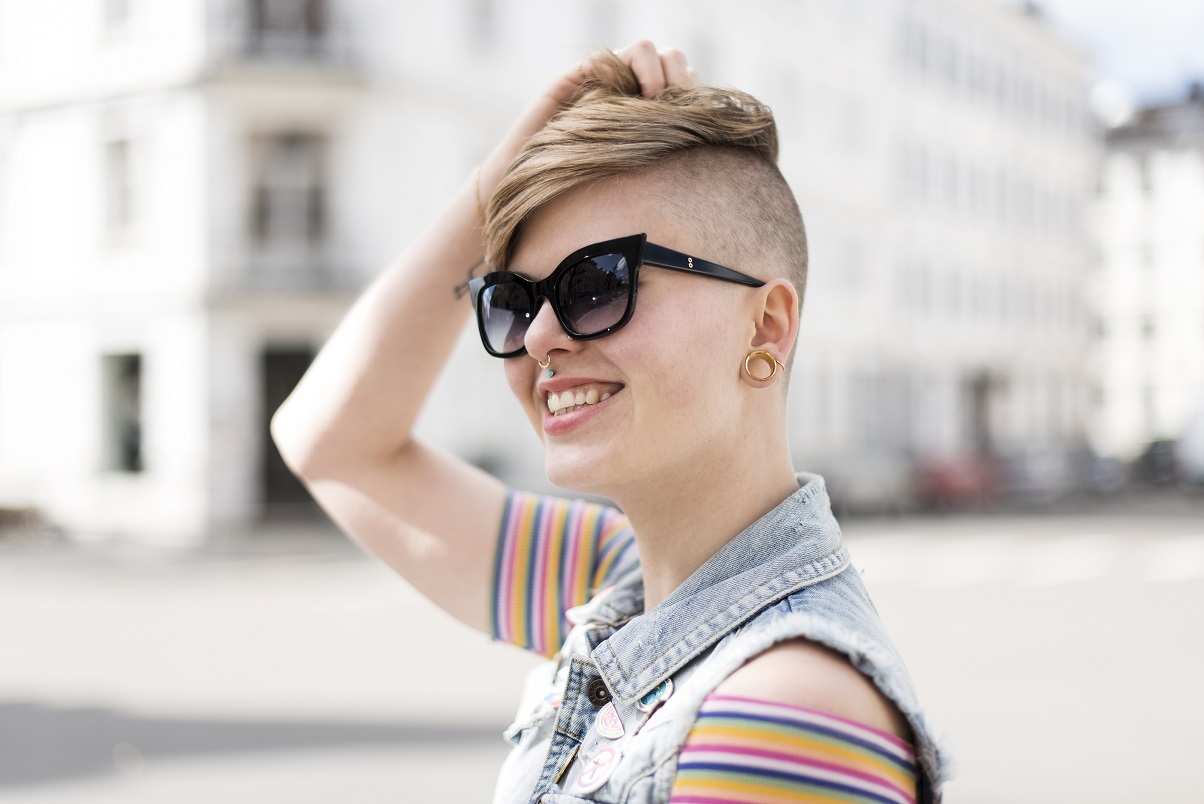 Ses Optikk-ambassadør Ina i Karmoie-modellen Holly./