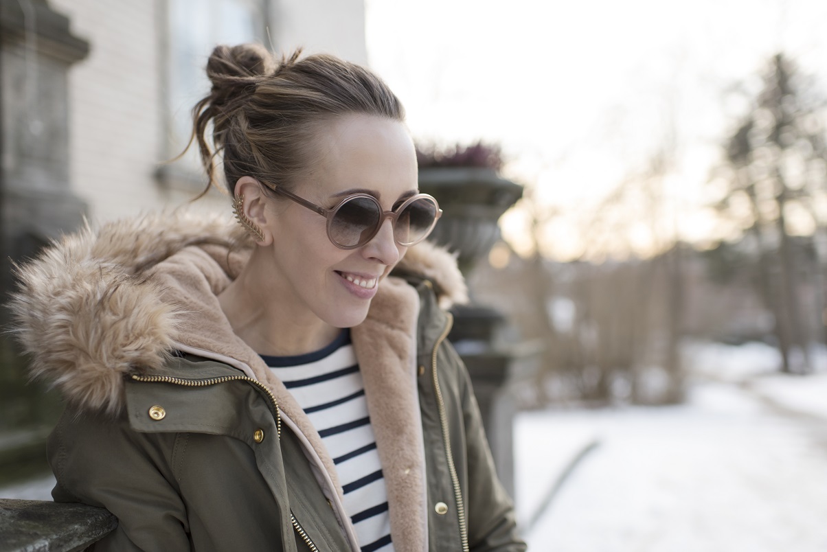 Ses Optikk-ambassadør Mona i Karmoie-modellen Rise./