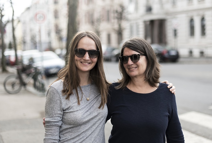 Designer Kirsten sammen med mamma Carine./